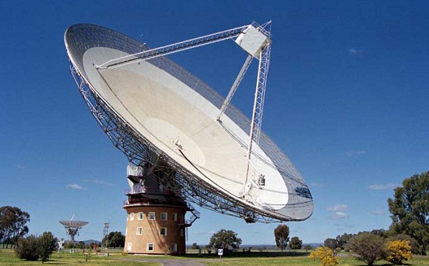 The Parkes Radio Telescope in Spring 2004